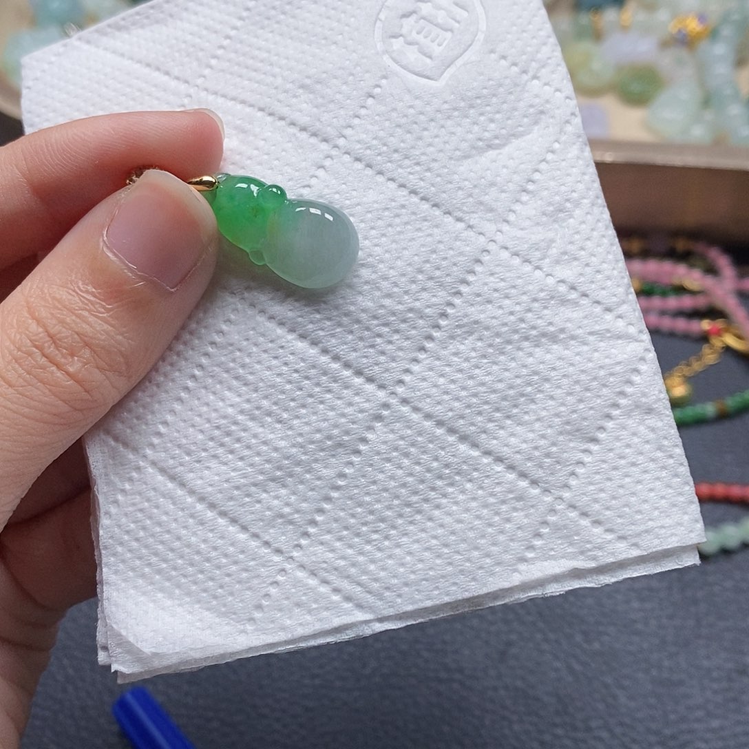 翡翠颈饰未镶嵌闪