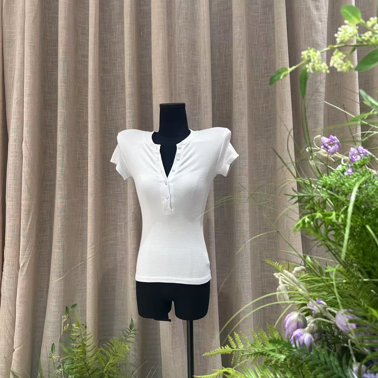 一只雪雪【代表作】新款春夏气质韩版亨利领纯欲百搭排扣打底上衣