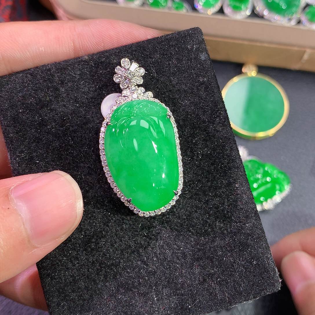 翡翠吊坠(赠链)18K金镶嵌