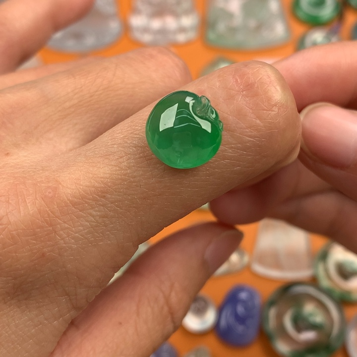 翡翠挂件未镶嵌….