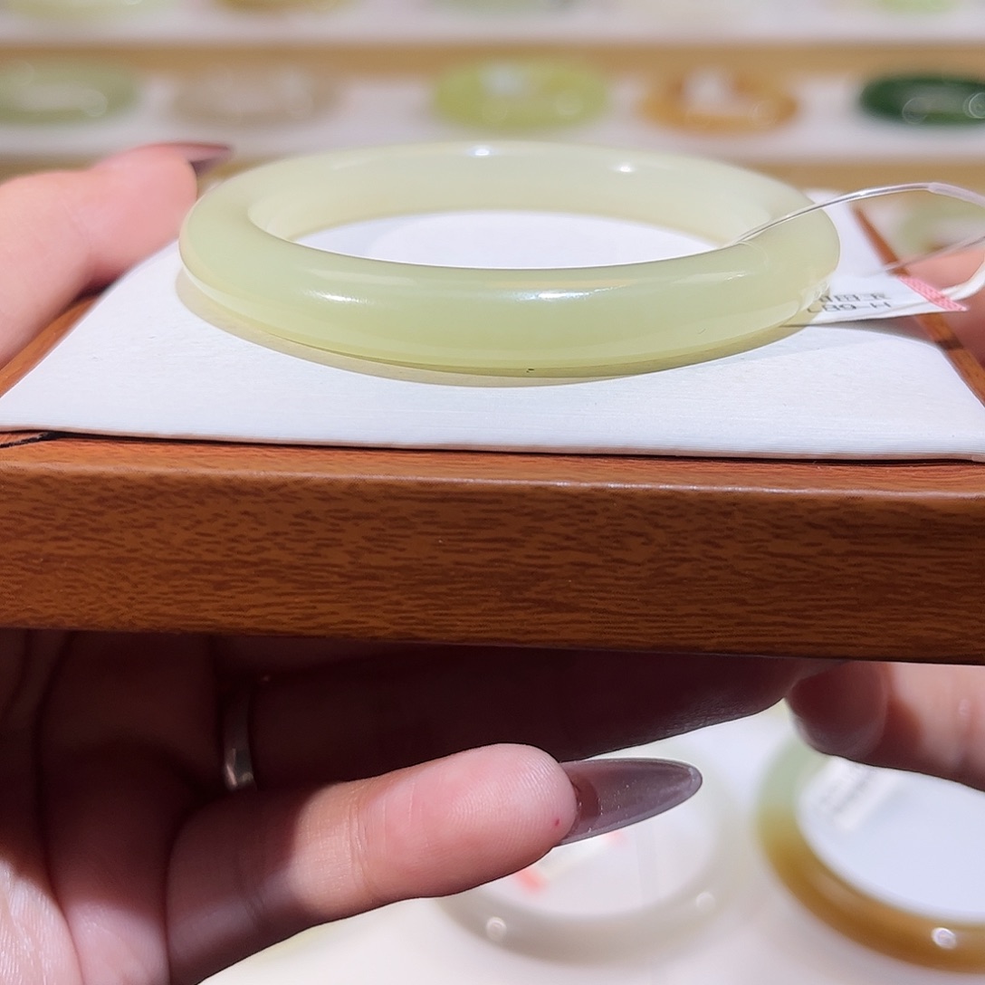 和田玉未镶嵌手镯渐变黄口