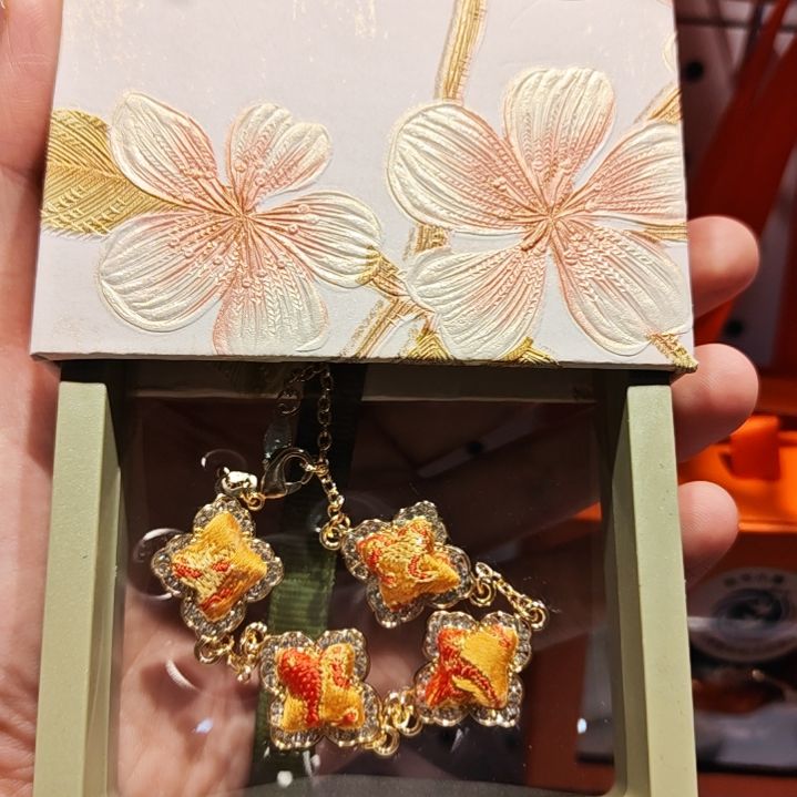 织绣和平小屋助力非遗蜀锦 四芒星锦鲤色手链