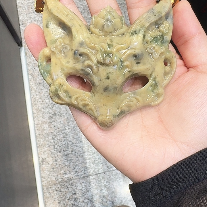 贪***格和田玉未镶嵌颈饰