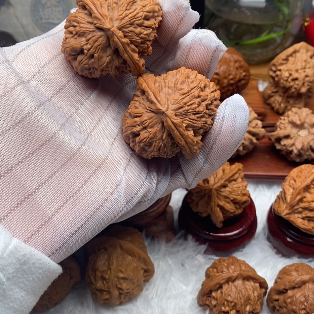 I***N文玩核桃吊坠41尺寸白狮子