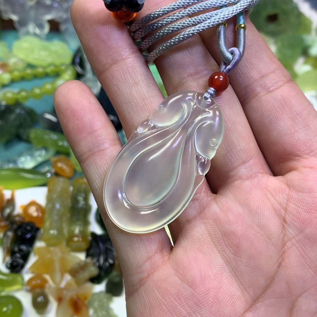 岫玉颈饰未镶嵌水滴，有个针尖黑