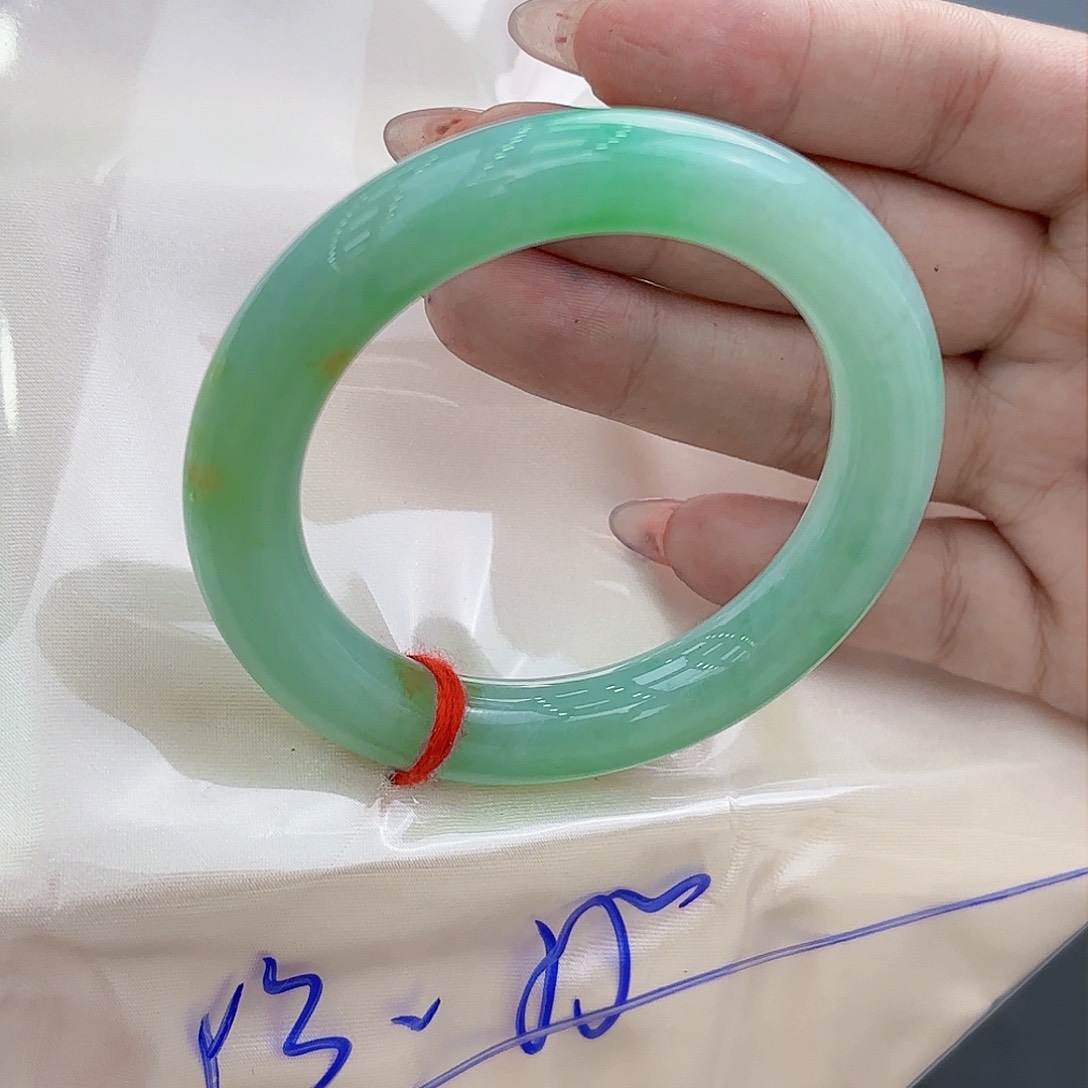 翡翠手镯未镶嵌我**愿翡翠手镯