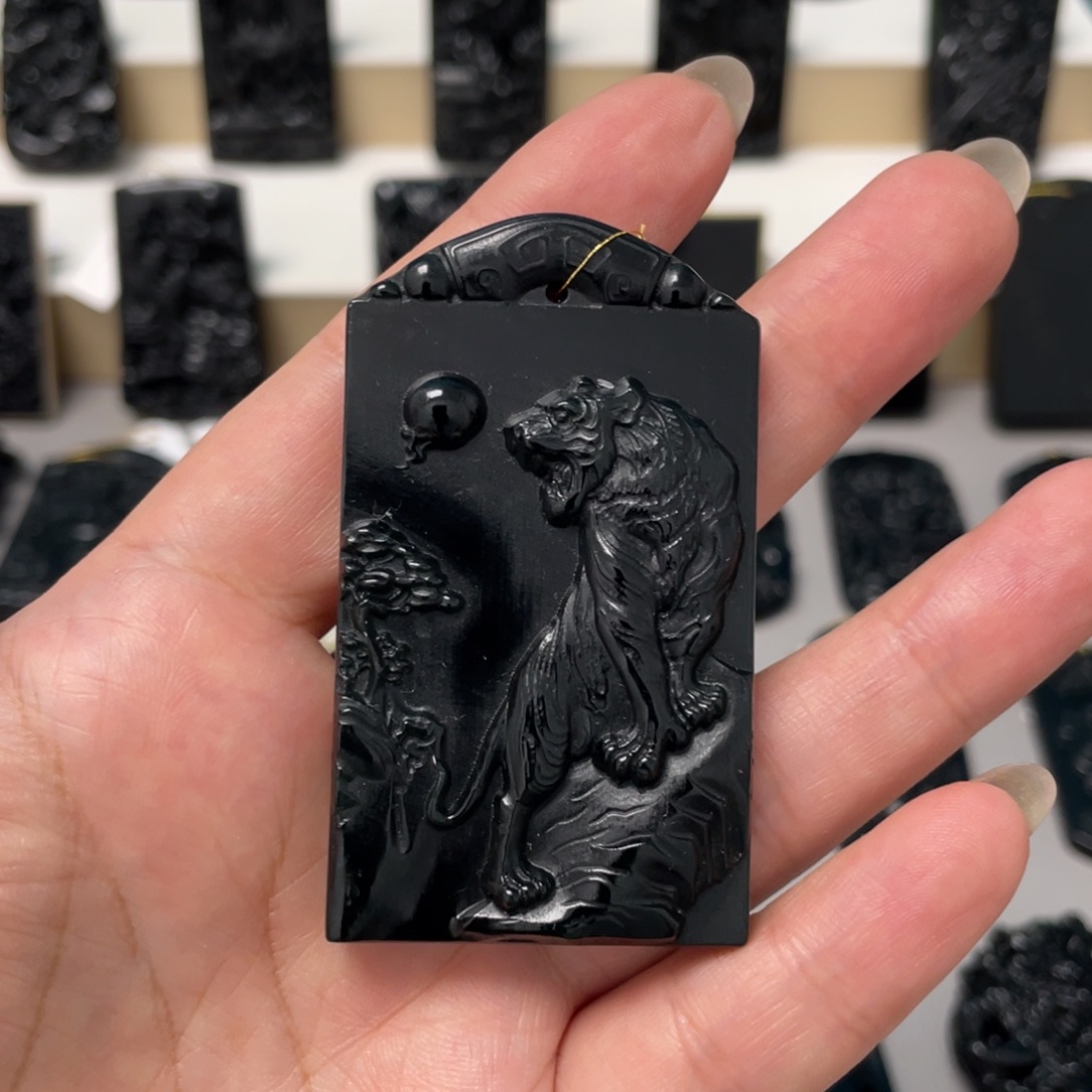 凛***凛未镶嵌蛇纹石玉吊坠