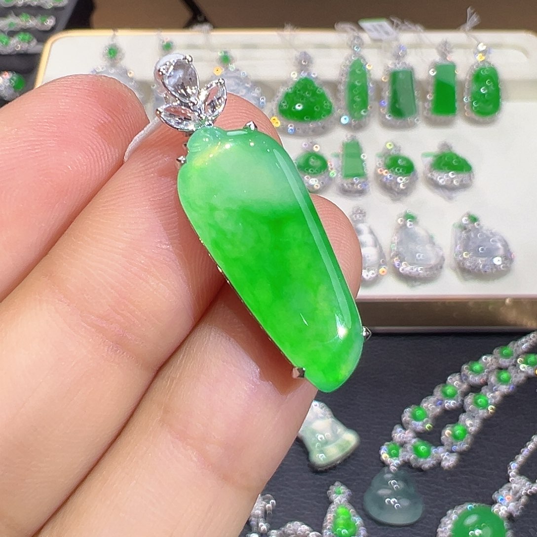 翡翠18K金镶嵌颈饰