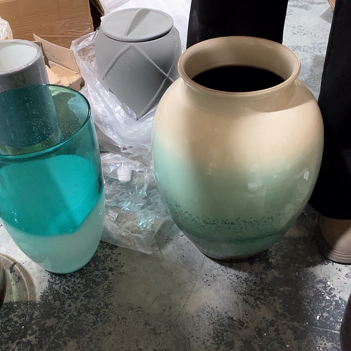 陶瓷花瓶茶杯茶具。