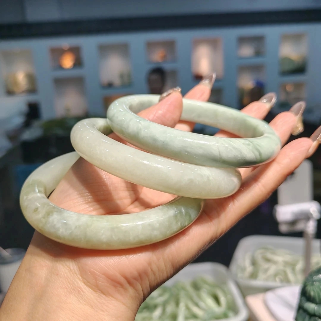 和田玉精美翠青手镯（随机发货，其中一个）