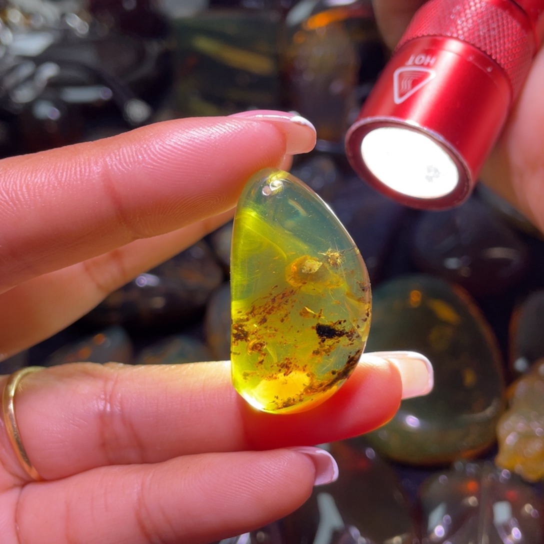 琥珀裸石未镶嵌！