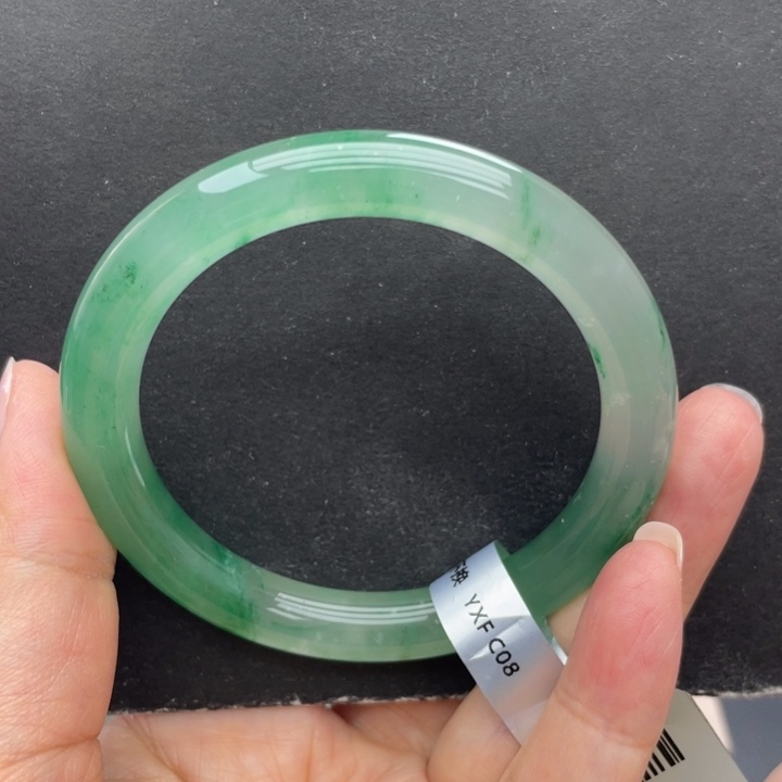 周***周石英质玉未镶嵌手镯