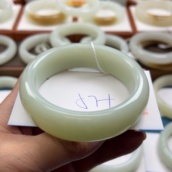 和田玉手镯未镶嵌