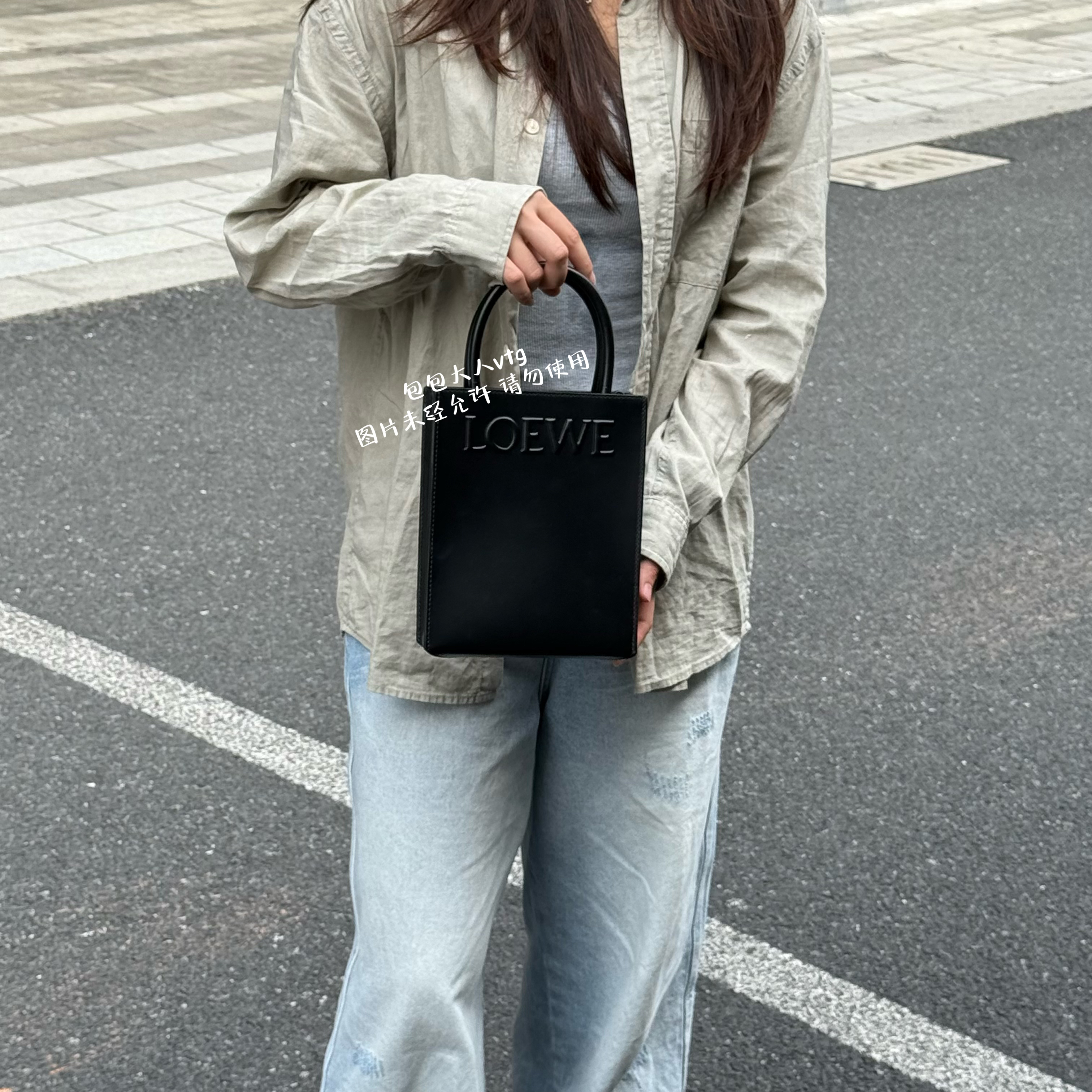 99新 LOEWE/罗意威 黑色全皮浮雕logo琴谱单肩包