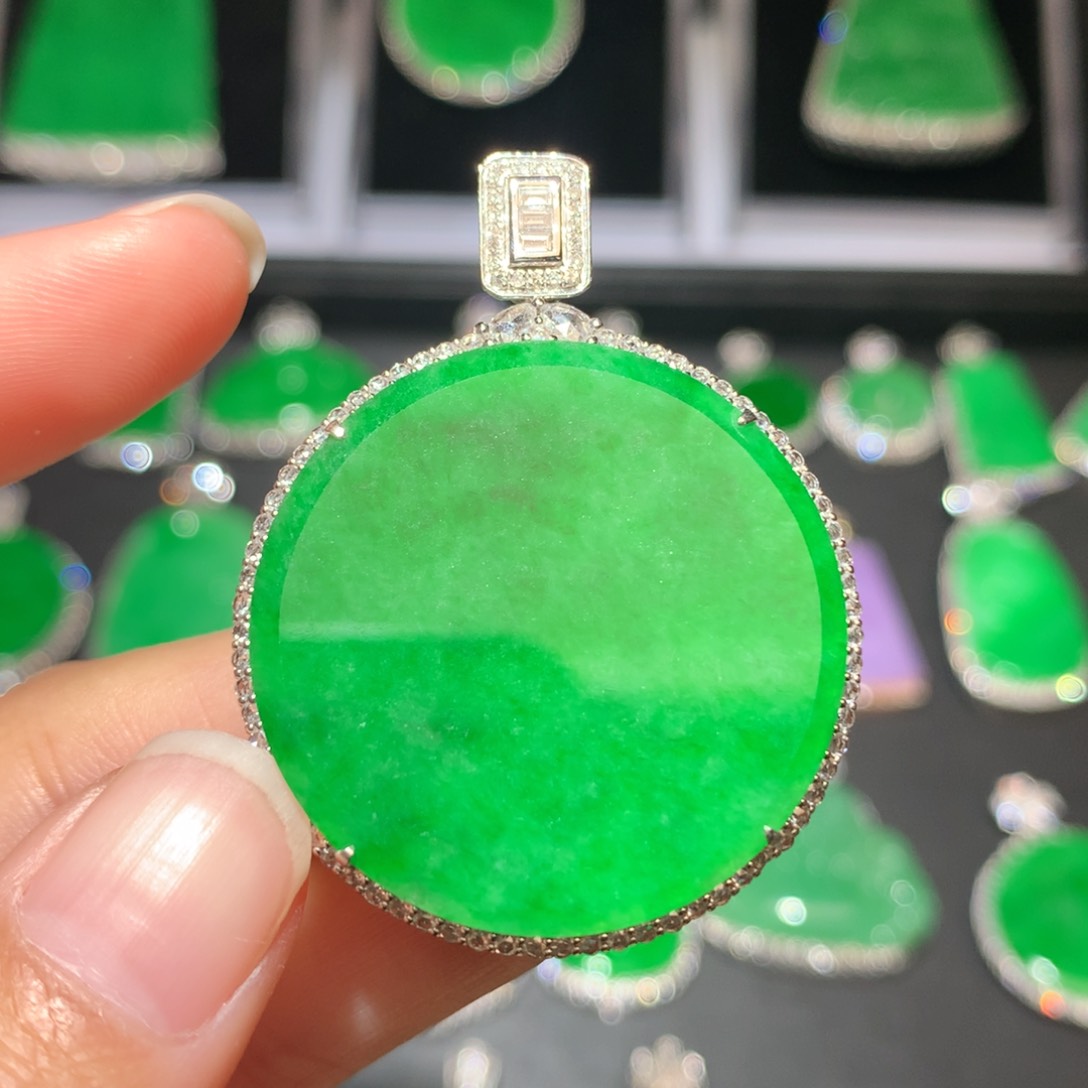 翡翠颈饰18K金镶嵌翡翠