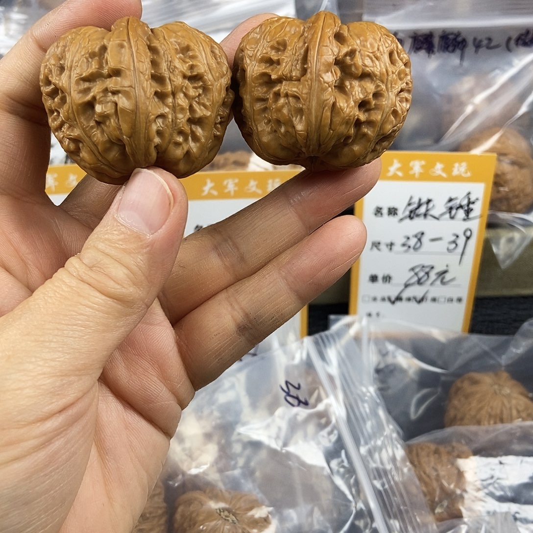 用***8核桃文玩核桃手把件