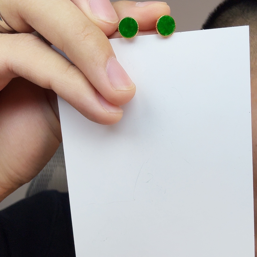 翡翠未镶嵌颈饰一对