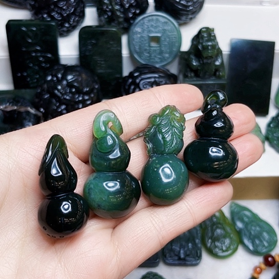 蛇纹石玉颈饰合金