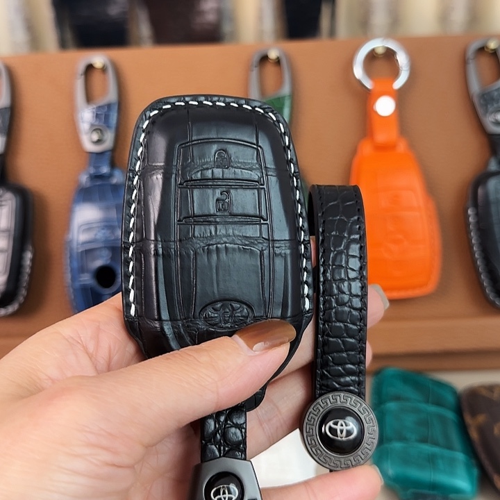 自****丰田黑色鳄鱼皮钥匙套配手绳和挂扣