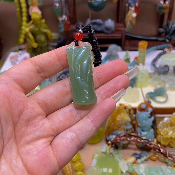 蛇纹石玉颈饰未镶嵌