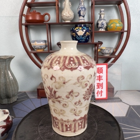 瓶远**云釉里红梅瓶。。。。