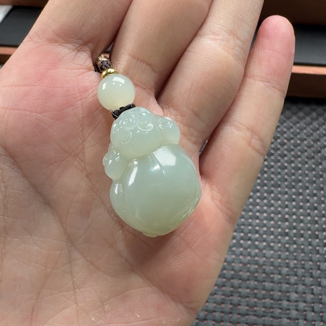 和田玉未镶嵌手镯近况小猪挂件