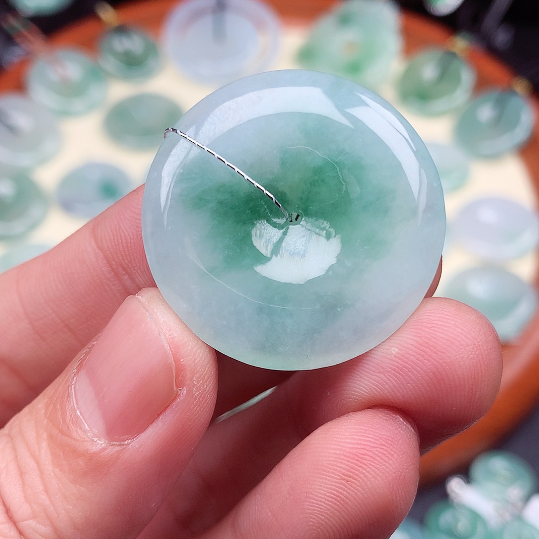 翡翠颈饰未镶嵌平安扣