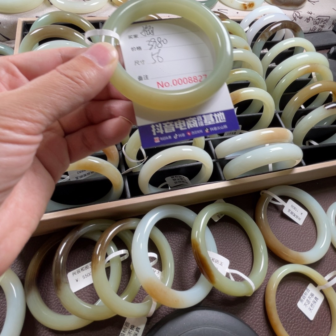 捣****和田玉未镶嵌手镯