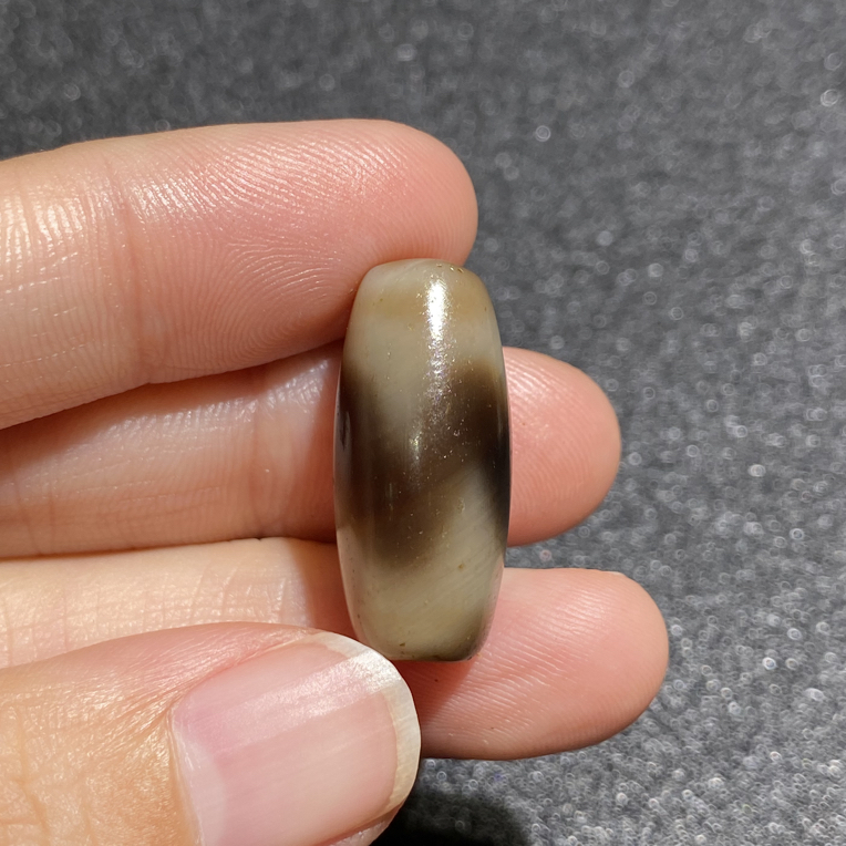 谢师傅仿纯牙牙玛瑙天珠（23.2x10.3x10.4mm）