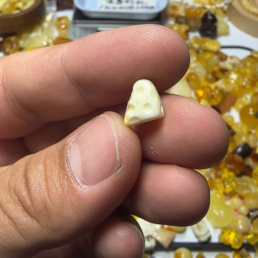 琥珀未镶嵌裸石32克