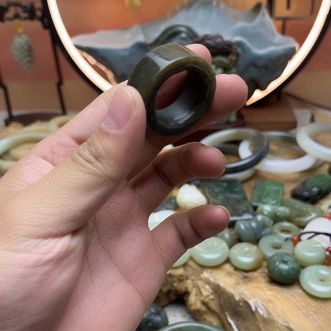 J***年和田玉未镶嵌手镯