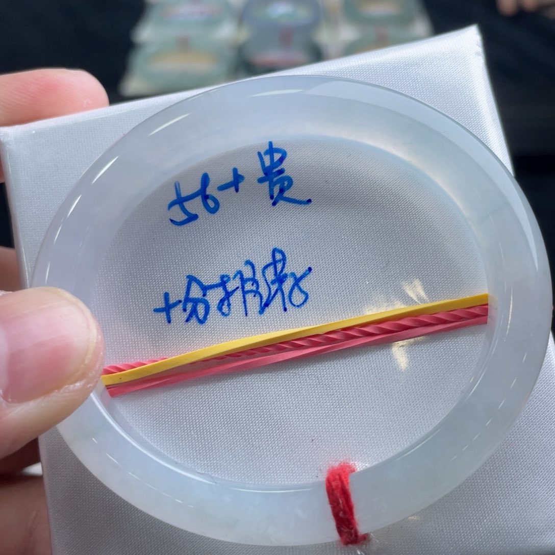 翡翠手镯未镶嵌翡翠手镯