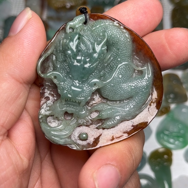 翡翠未镶嵌颈饰龙