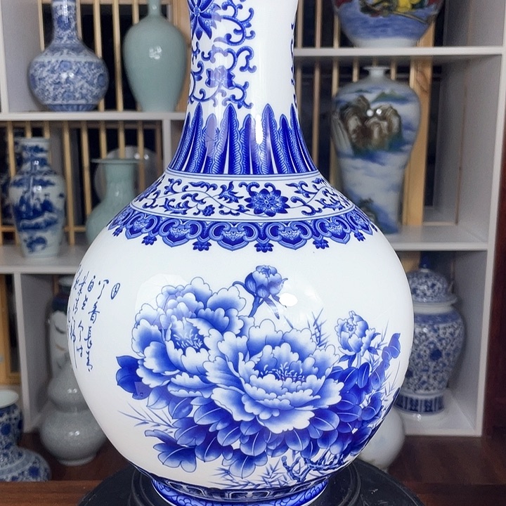 摆件青花釉下彩牡赏瓶