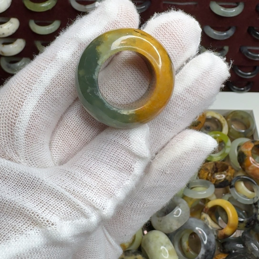 侽***誠蛇纹石玉未镶嵌戒指
