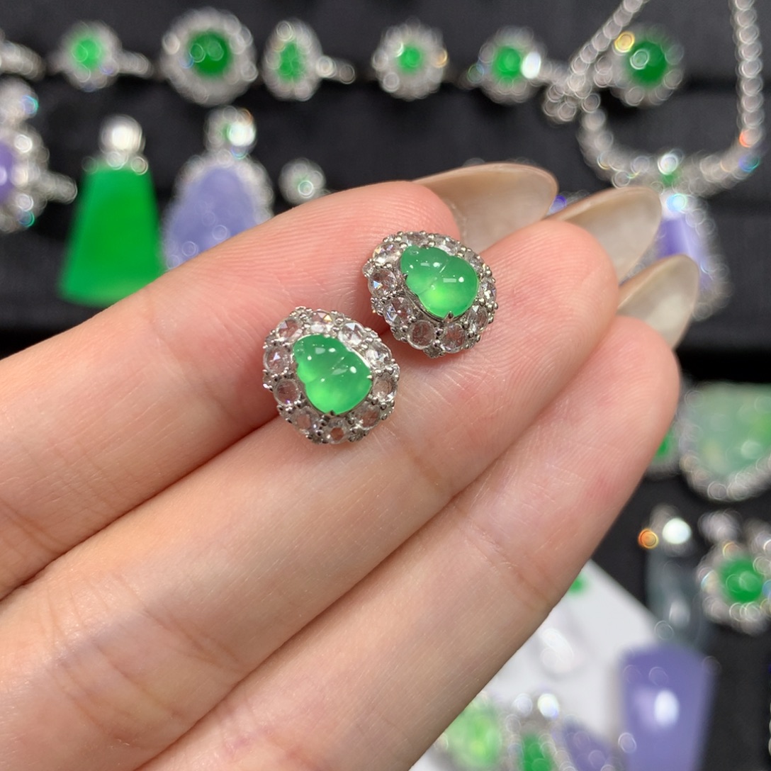 翡翠18K金镶嵌吊坠(赠链)甜绿荧光葫芦耳饰