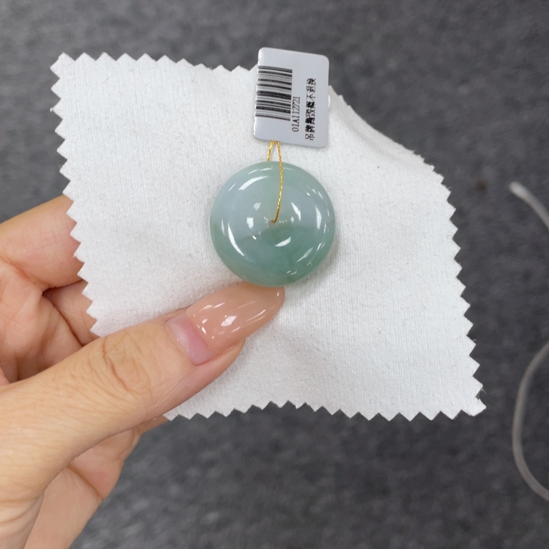 翡翠未镶嵌颈饰平安扣