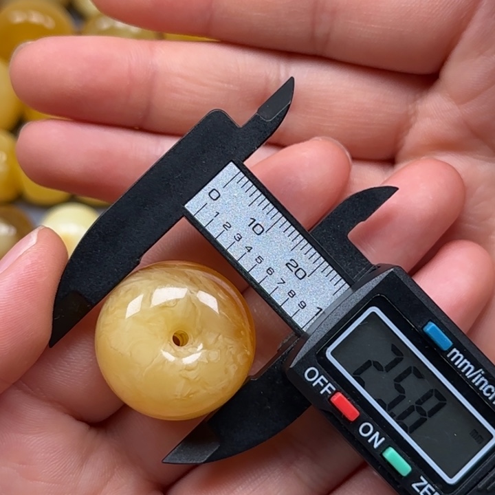 未镶嵌琥珀珠宝奇石俄料白花蜜糖色平安扣