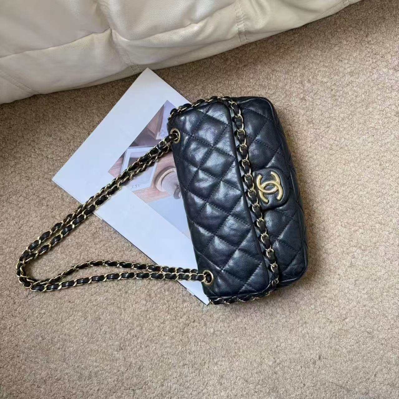 95新 Chanel/香奈儿 黑金牛皮滚边口盖包中号/669637693