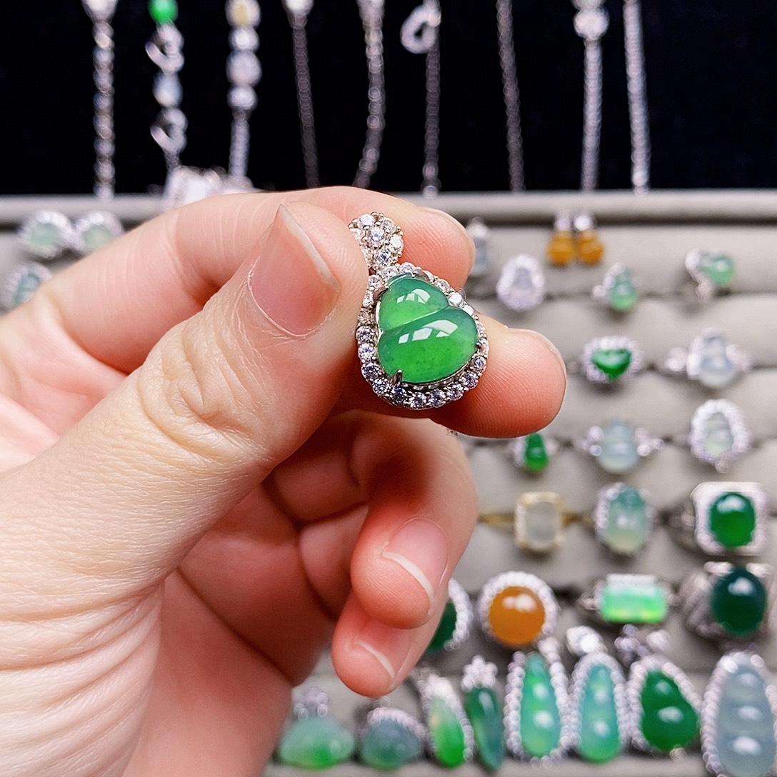 翡翠银S925镶嵌颈饰葫芦