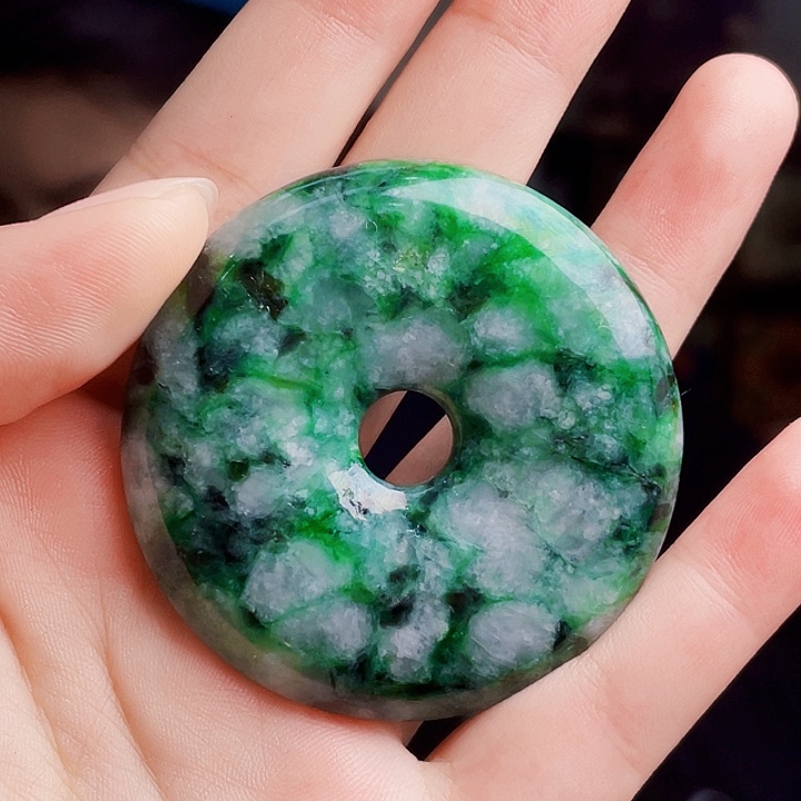 翡翠未镶嵌颈饰多样性