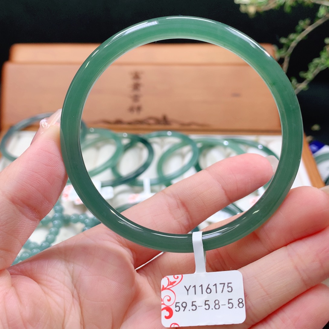 翡翠手镯未镶嵌天然