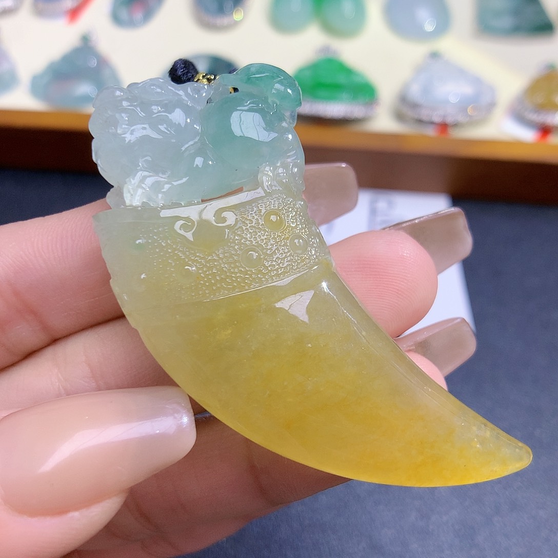 翡翠颈饰未镶嵌龙牙