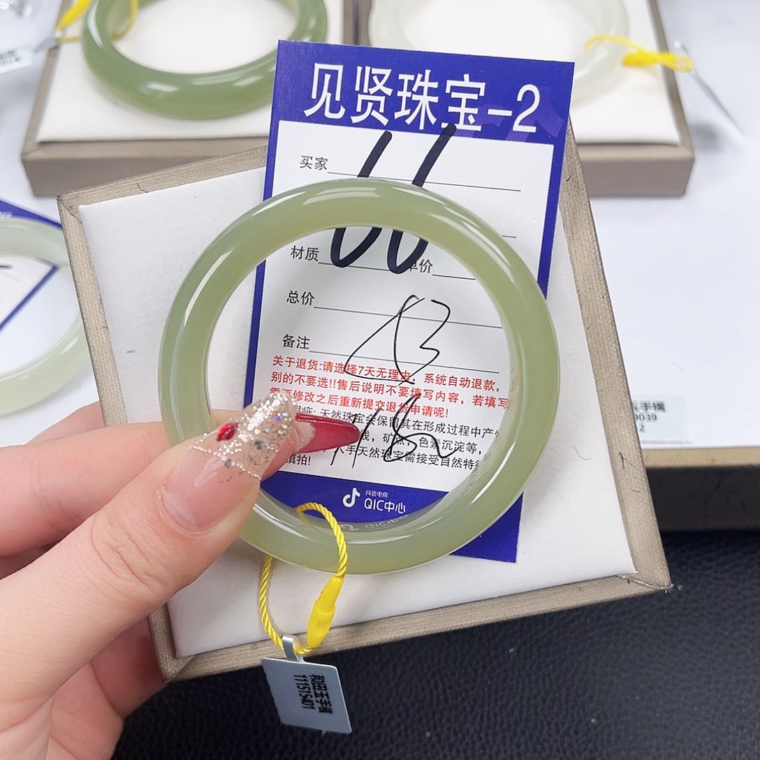 和田玉手镯未镶嵌