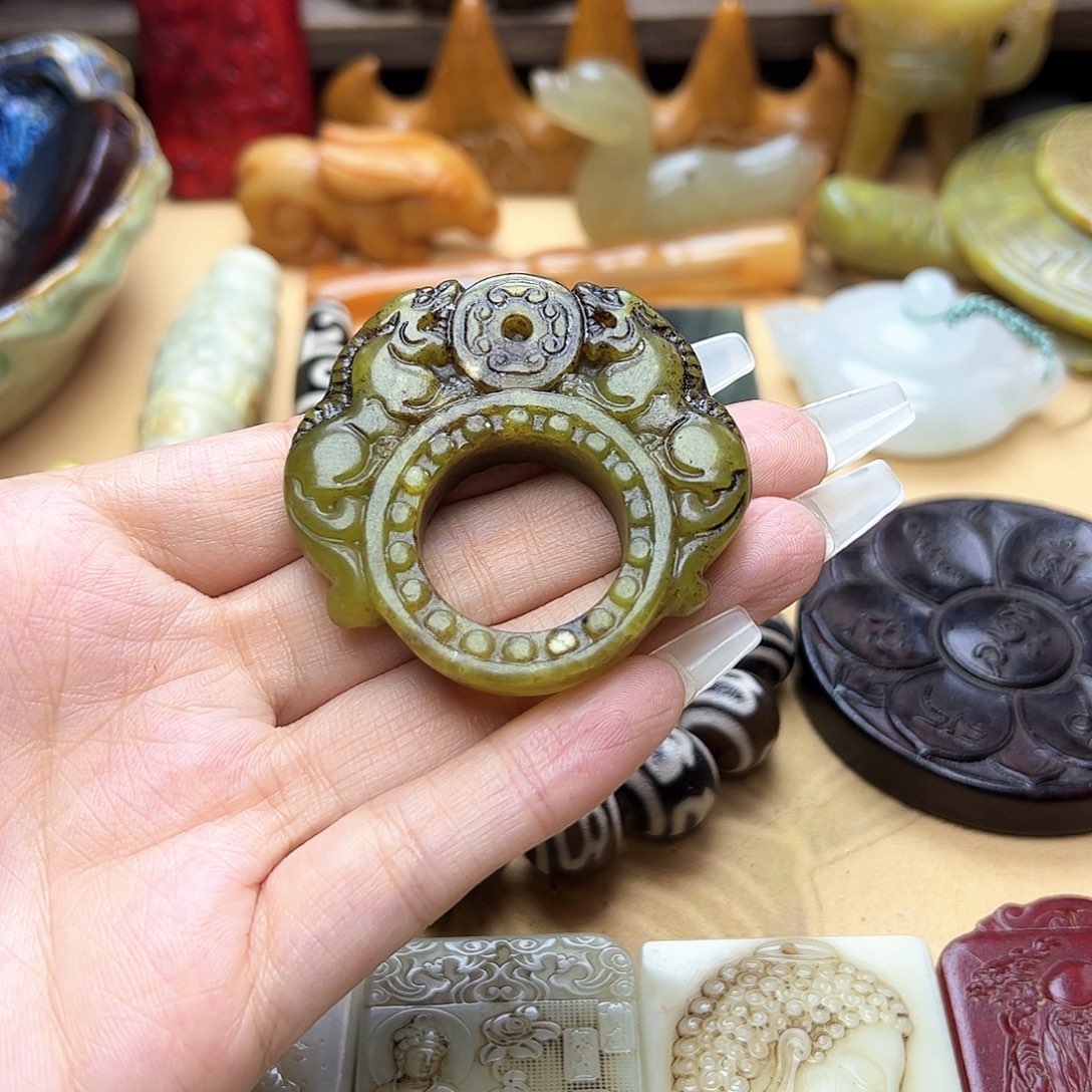 蛇纹石玉未镶嵌颈饰