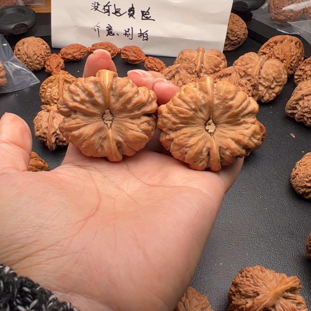 〃***孩把件文玩核桃蛤蟆头