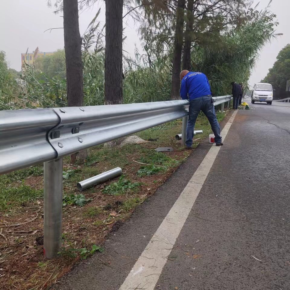 高速乡村道路波形护栏公路防撞隔离波纹栏杆热镀锌双波波形护栏板