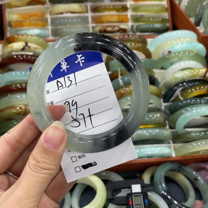 山***言蛇纹石玉未镶嵌手镯