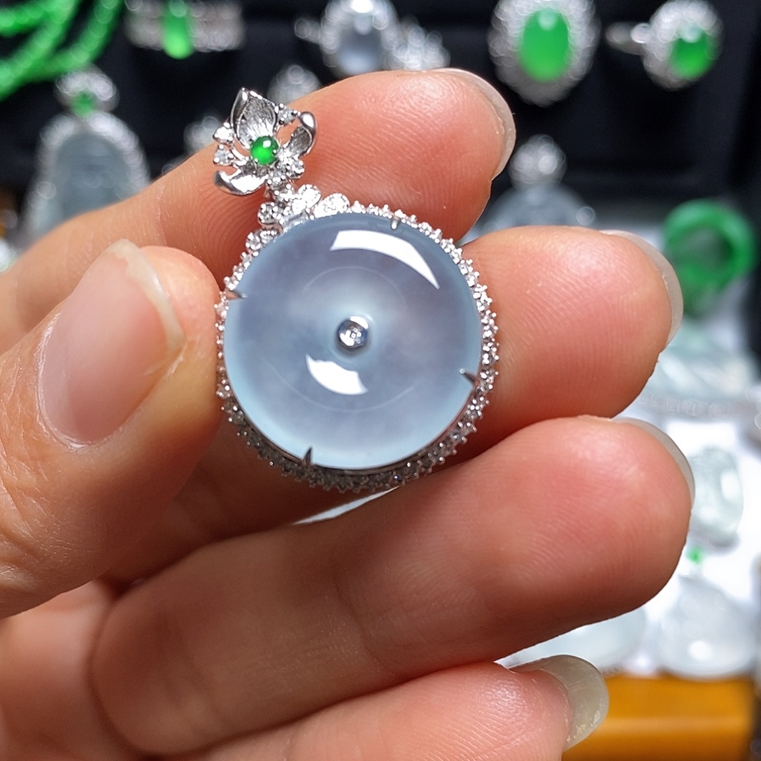 翡翠18K金镶嵌颈饰吊坠