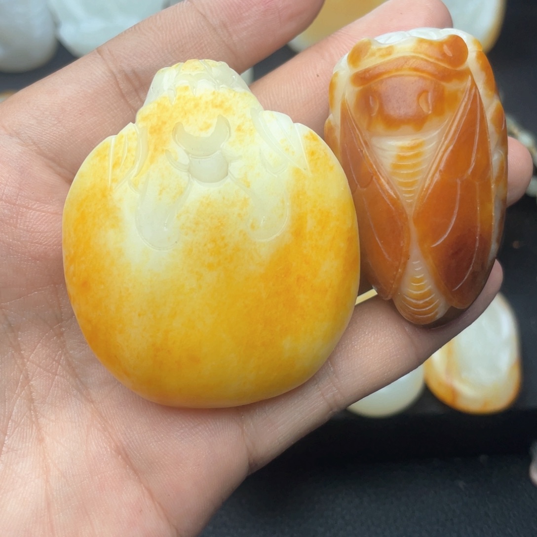 伟***颈饰未镶嵌和田玉